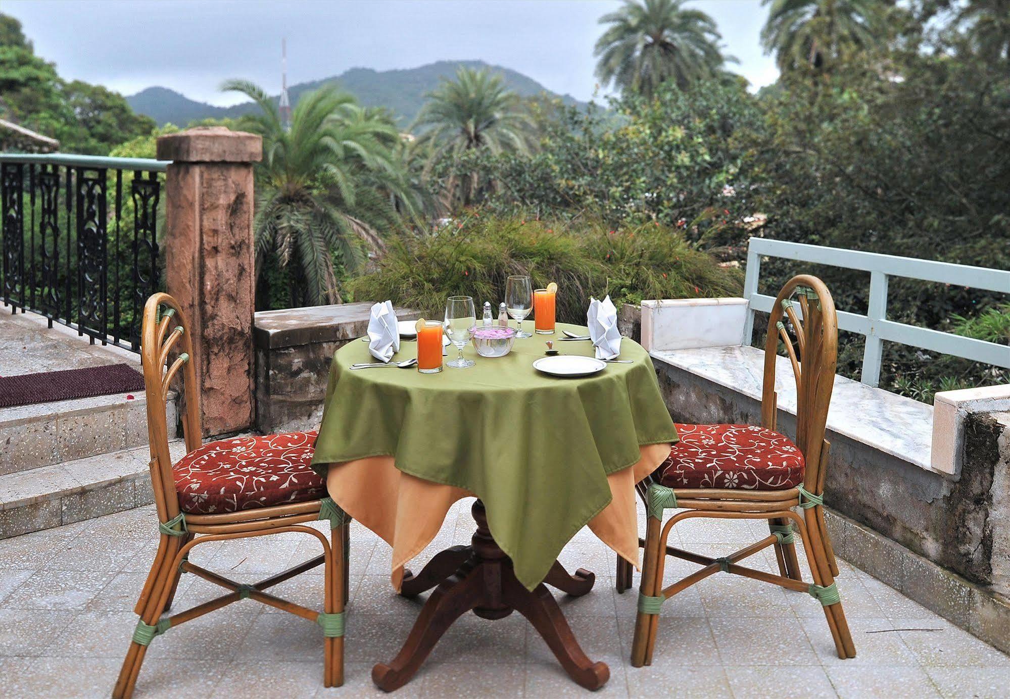 Welcomheritage Connaught House Mount Abu Exterior foto