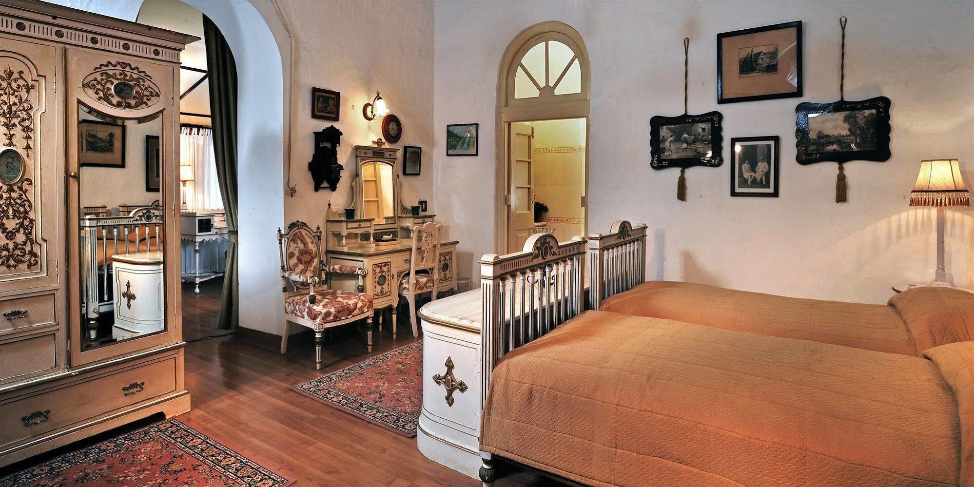 Welcomheritage Connaught House Mount Abu Exterior foto