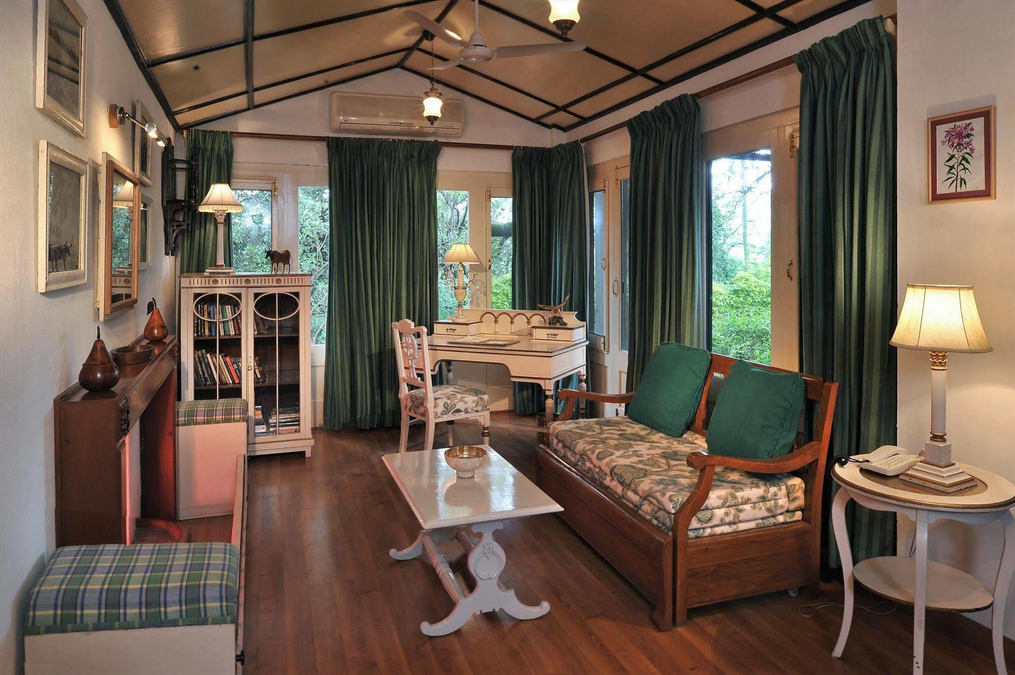 Welcomheritage Connaught House Mount Abu Exterior foto